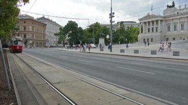 Viyana'da bina Parlamento önünde halka