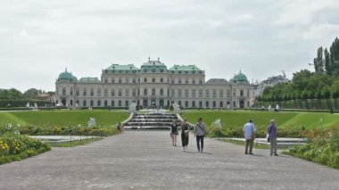 Park ve Viyana'da bina Belvedere bir görünüm