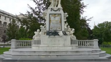 Mozart Viyana Burggarten parkta heykeli