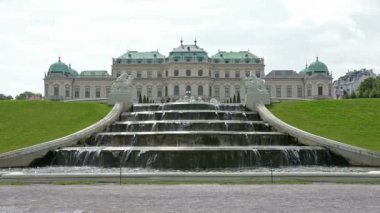 Park ve Viyana'da bina Belvedere bir görünüm