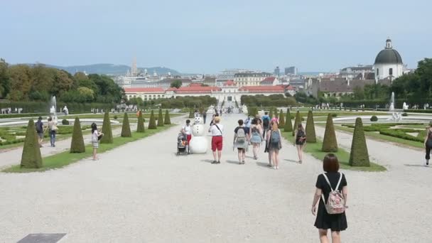 A view of the park and the Belvedere building in Vienna — Stock Video
