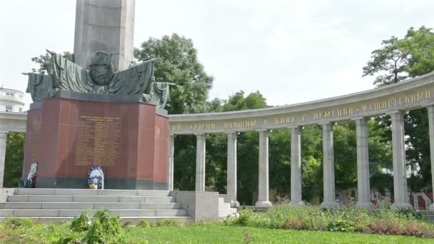 The soviet war memorial in Vienna — Stock Video