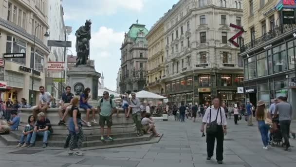 En vy över en gata i centrum av Wien. — Stockvideo