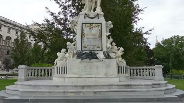 La statua di Mozart nel parco del Burggarten a Vienna — Video Stock