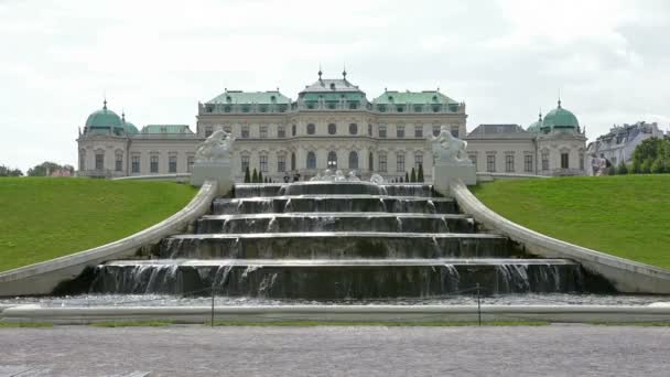 Вид на парк и здание Бельведере в Вене — стоковое видео