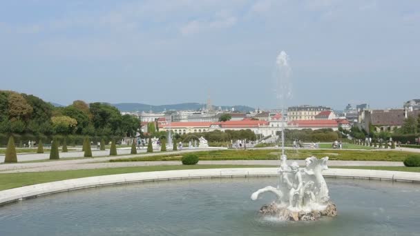 Een uitzicht op het park en de Belvedere gebouw in Wenen — Stockvideo