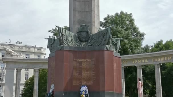 El memorial de guerra soviético en Viena — Vídeo de stock