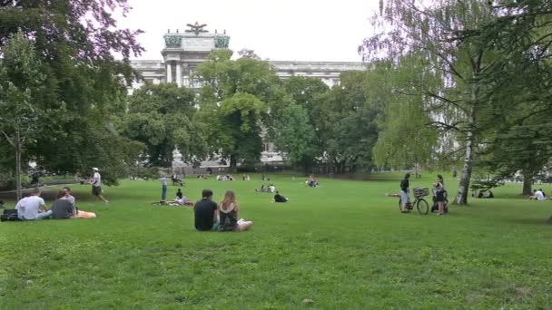 O parque Burggarten em Viena — Vídeo de Stock