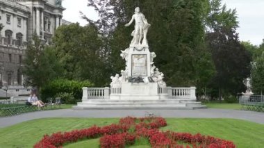 Mozart Viyana Burggarten parkta heykeli