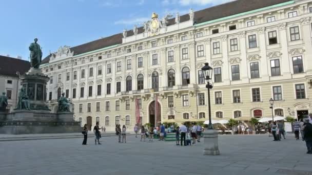 Plaza interior del edificio Hofburg en Viena, Austria — Vídeos de Stock