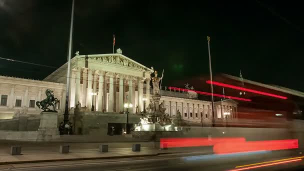 Vista nocturna del Parlamento en Viena — Vídeos de Stock