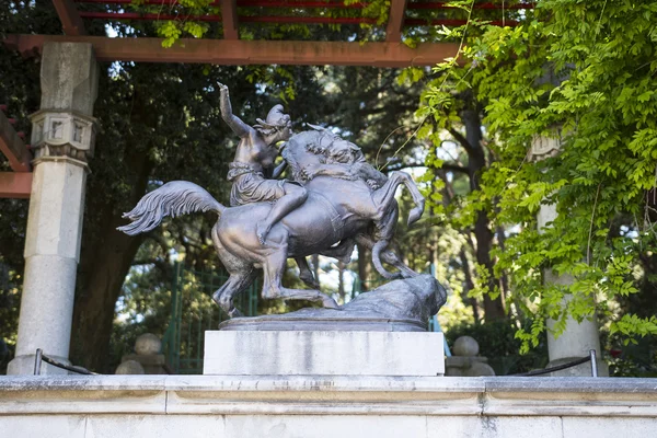 Eine Statue im Park des Schlosses von Miramare — Stockfoto