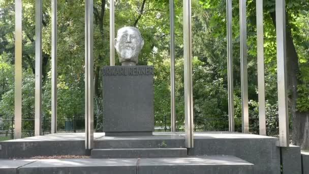 The bust of Karl Renner — Stock Video