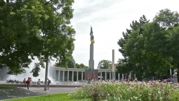 "Heldendenkmal der Roten Armee at Schwarzenbergplatz in Vienna — Stock Video