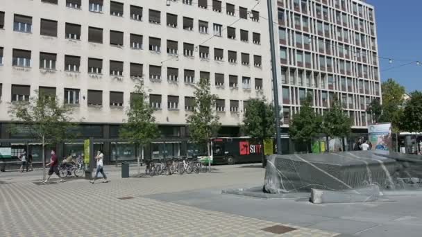 A Ljubljana központjában szökőkút — Stock videók