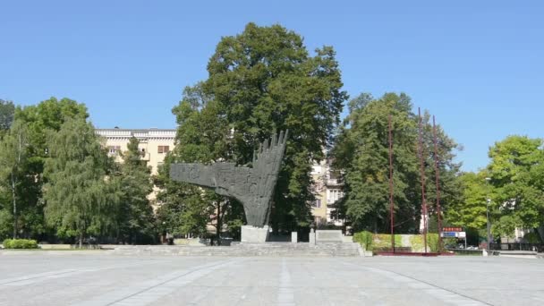 在由雕塑家 Drago Trar 在卢布尔雅那革命纪念碑 — 图库视频影像