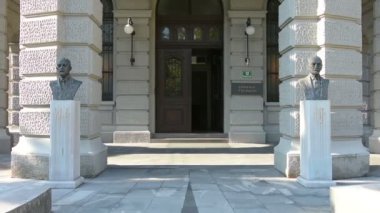 Ljubljana Üniversitesi Sarayı önünde tarihi büstler