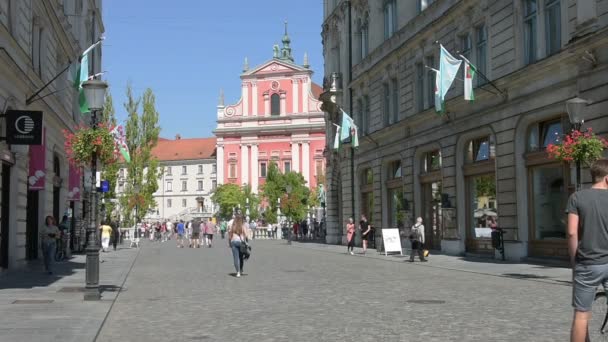Emberek séta, Stritaljeva Unica Ljubljanában — Stock videók