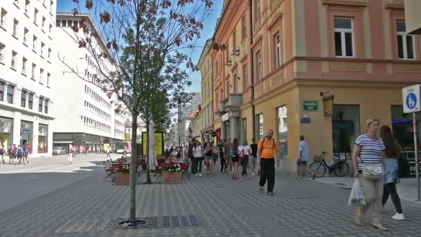 Вид на улицу в центре Любляны — стоковое видео