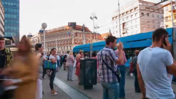 Tramvajová zastávka v Záhřebu — Stock video