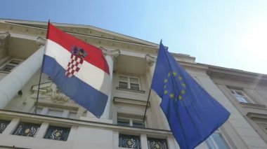 Hırvat ve Avrupa bayrakları