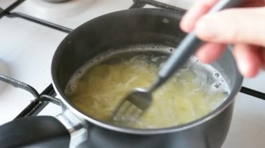bir pot aşçılar makarna ile