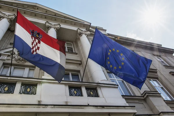 Хорватська і європейських прапори — стокове фото