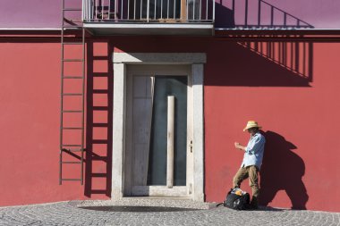 Kapının dışına adam bekleme