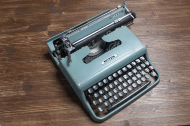 Udine, İtalya. 20 Ekim 2020. Eski bir Olivetti daktilosu, ahşap bir masada 22 numaralı model mektup.