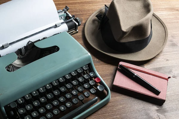 Una Vieja Máquina Escribir Cuaderno Sombrero Reportero — Foto de Stock