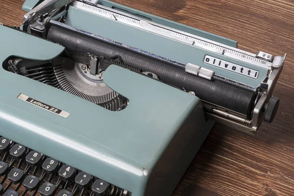 Udine, İtalya. 20 Ekim 2020. Eski bir Olivetti daktilosu, ahşap bir masada 22 numaralı model mektup.