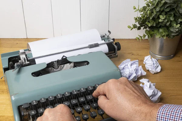 Escribir Con Una Vieja Máquina Escribir Una Mesa Madera — Foto de Stock