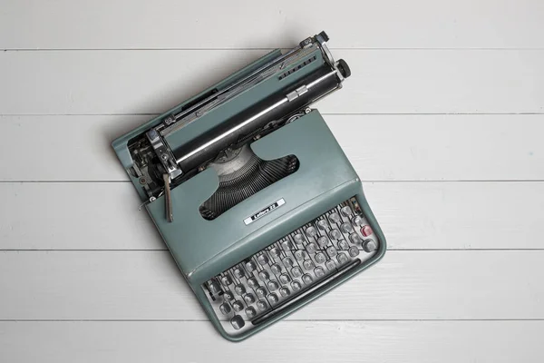 Una Vieja Máquina Escribir Sobre Una Mesa Madera — Foto de Stock