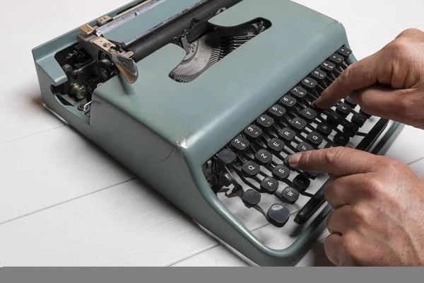 Escribir Con Una Vieja Máquina Escribir Una Mesa Blanca — Foto de Stock
