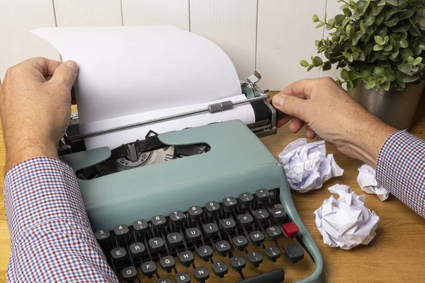 Escribir Con Una Vieja Máquina Escribir Una Mesa Madera — Foto de Stock