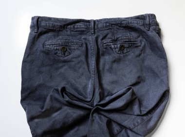Pantolonun kıvrımlarında bir gülümseme figürü.