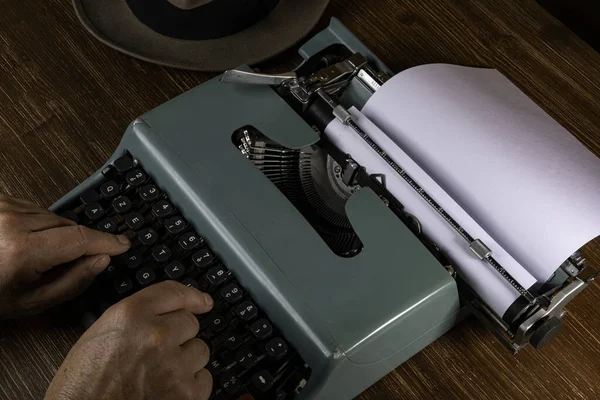 Hombre Mientras Escribe Con Una Vieja Máquina Escribir — Foto de Stock