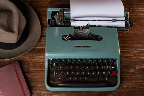 Hombre Pensando Qué Escribir Con Una Vieja Máquina Escribir — Foto de Stock