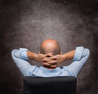 Gri bir geçmişi olan rahat bir adam arkadan vurulmuş.