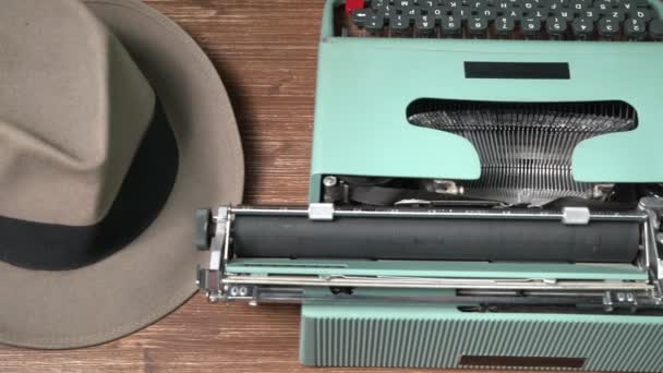 Γράψτε Μια Γραφομηχανή Ένα Ξύλινο Τραπέζι — Αρχείο Βίντεο
