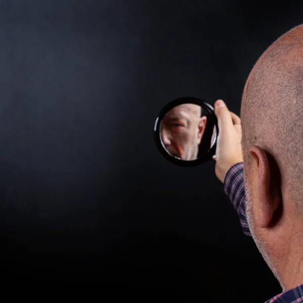 Homem Refletido Pequeno Espelho — Fotografia de Stock