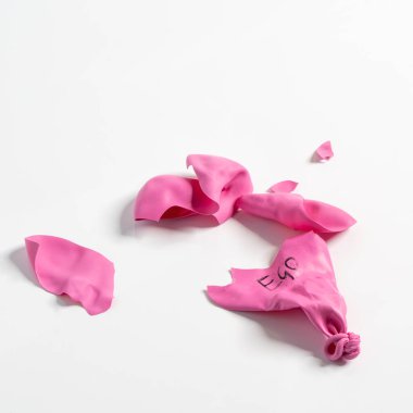 Patlayan pembe bir balonla yıkılan egonun temsilcisi.