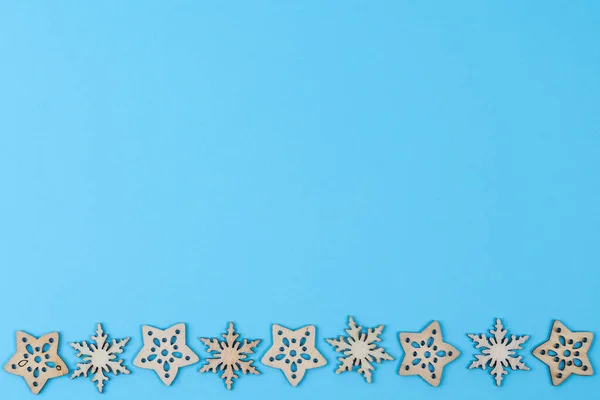 Faktura Utworzona Przez Małe Drewniane Ikony Świąteczne Niebieskim Tle — Zdjęcie stockowe