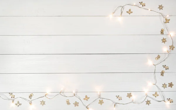 Einige Kleine Dekorative Ikonen Und Weihnachtslichter Auf Weißem Holzgrund — Stockfoto
