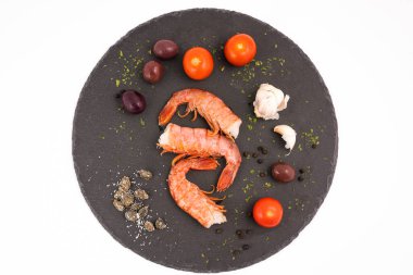 Karidesleri taş yüzeyde hazırlamak için gerekli malzemeler.