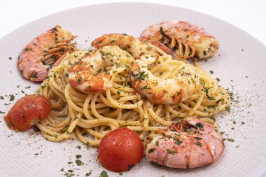 Bir tabak spagetti ve karides.