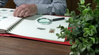 Udine, İtalya. 14 Aralık 2020. Pul koleksiyonunu güncellemek isteyen bir adam.