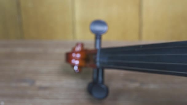 木制桌子上的小提琴 — 图库视频影像
