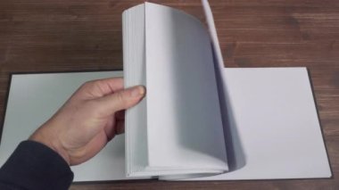 Boş bir defterin sayfalarını karıştır