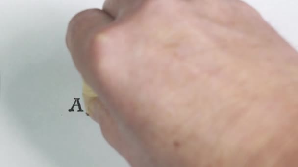 Написати Слово Затверджене Поштовими Марками Аркуші Паперу — стокове відео